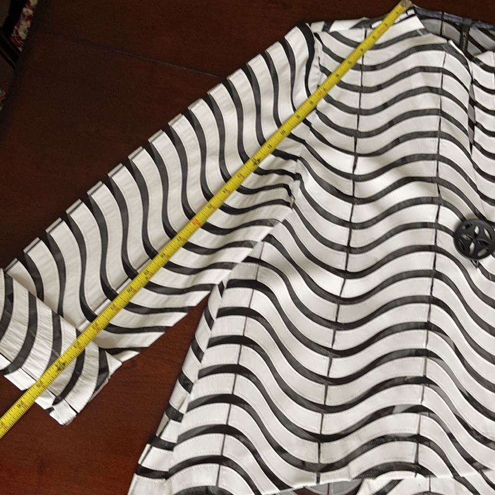 IC Collection
One Button Jacket - Picture 5 of 11